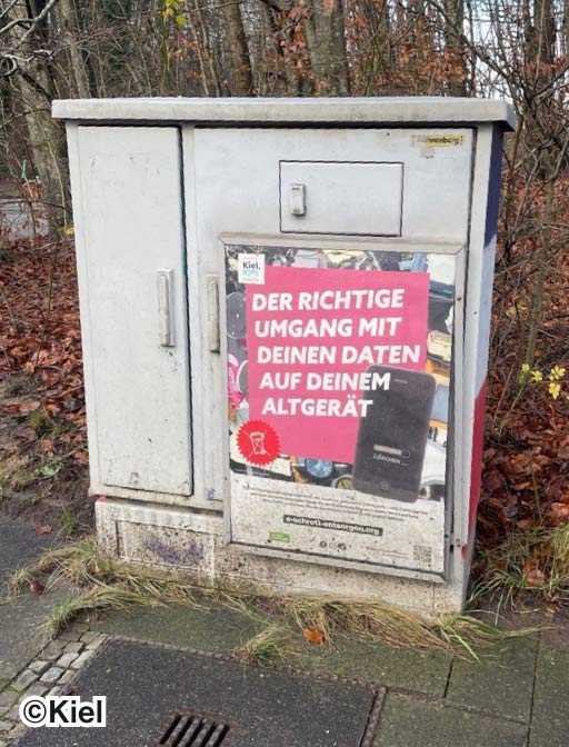 Ein Aktionsplakat mit der Überschrift "Der richtige Umgang mit deinen Daten auf deinem Altgerät" auf einem Stromkasten montiert.